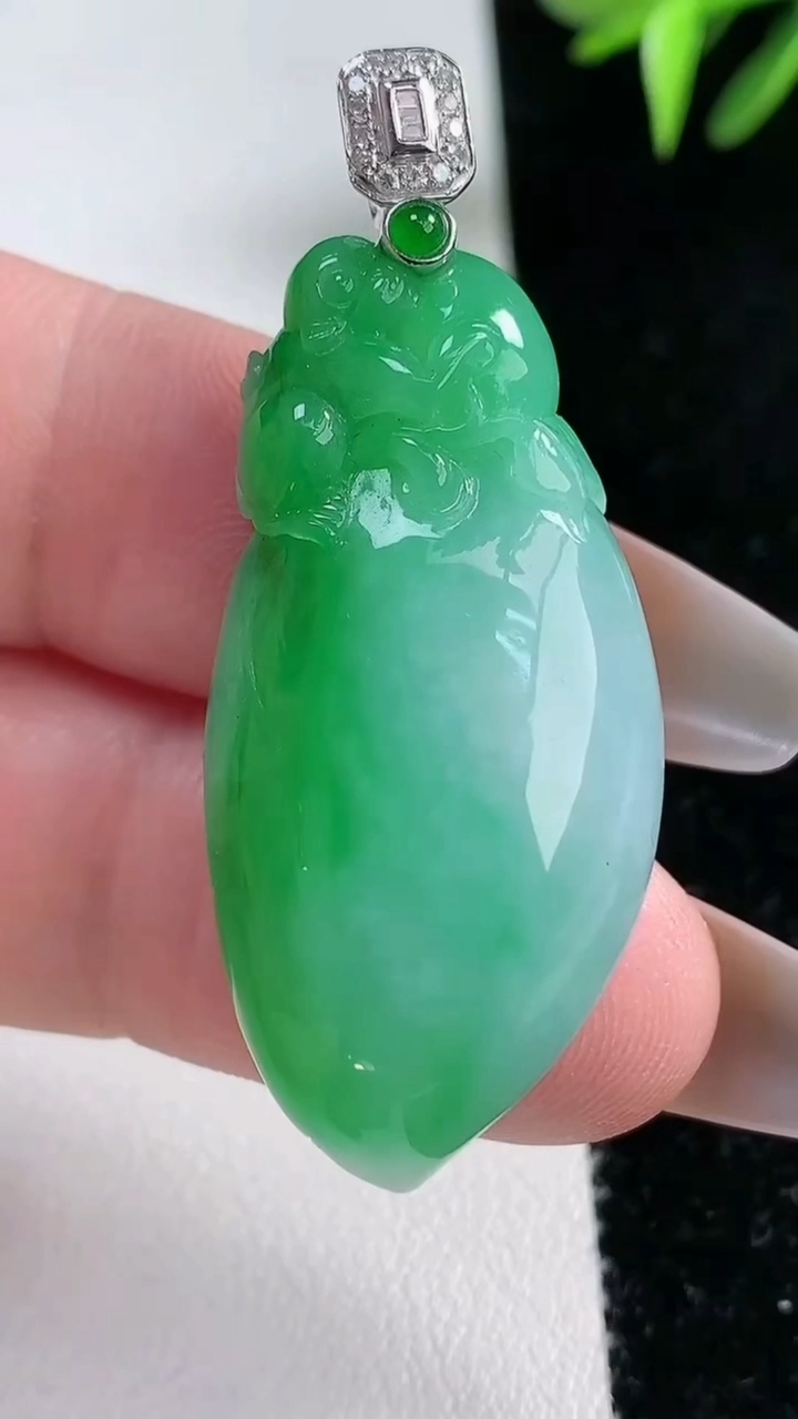 天然A货翡翠福瓜吊坠，尺寸38.8-19.21-10.6，重量:15.15
3月13日