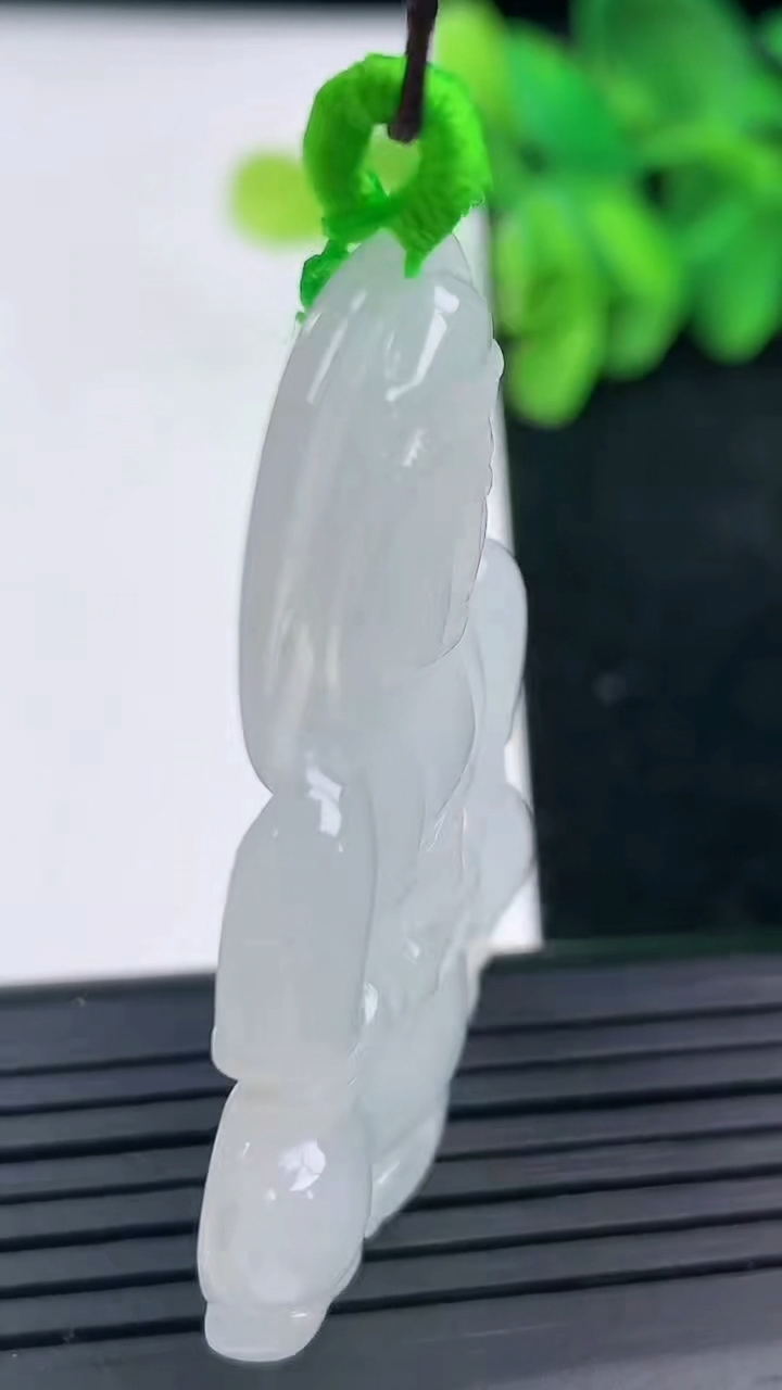 天然A货翡翠观音菩萨吊坠尺寸48.5-33.2-5.1重量:15.06g
3月13日