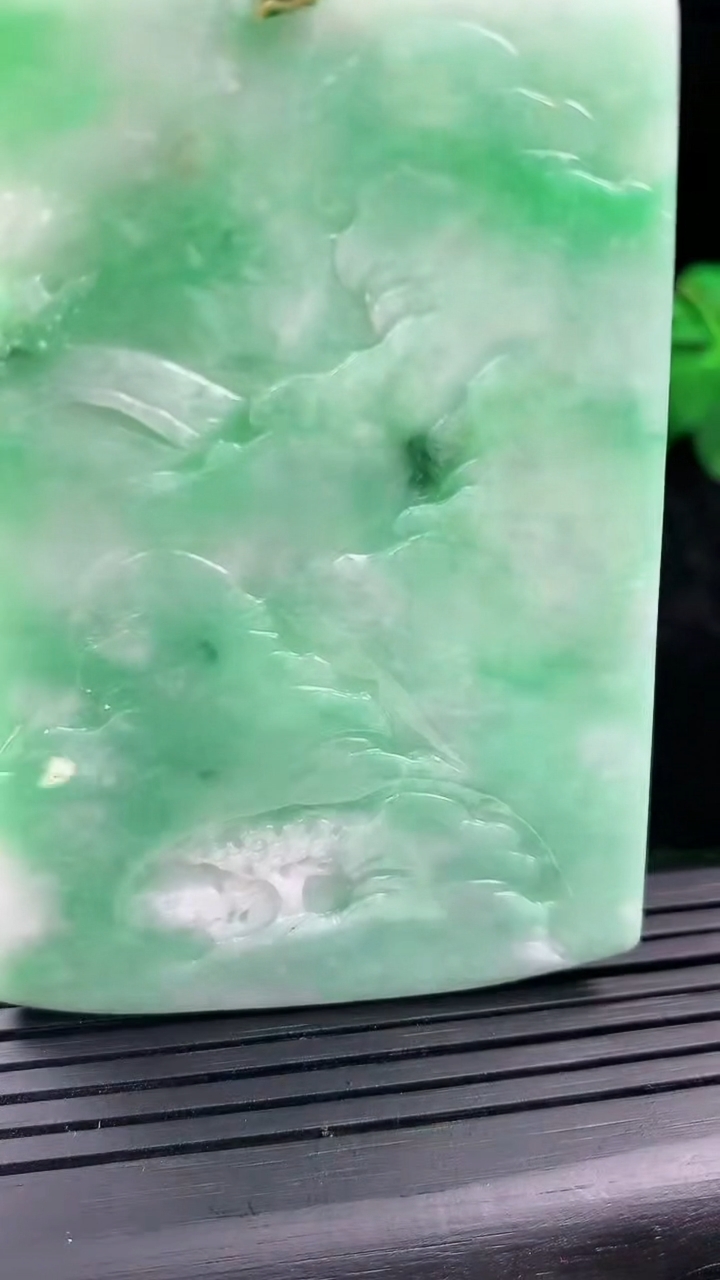 天然A货翡翠山水牌吊坠尺寸71.2-48.6-4.8重量:42.39g
3月13日