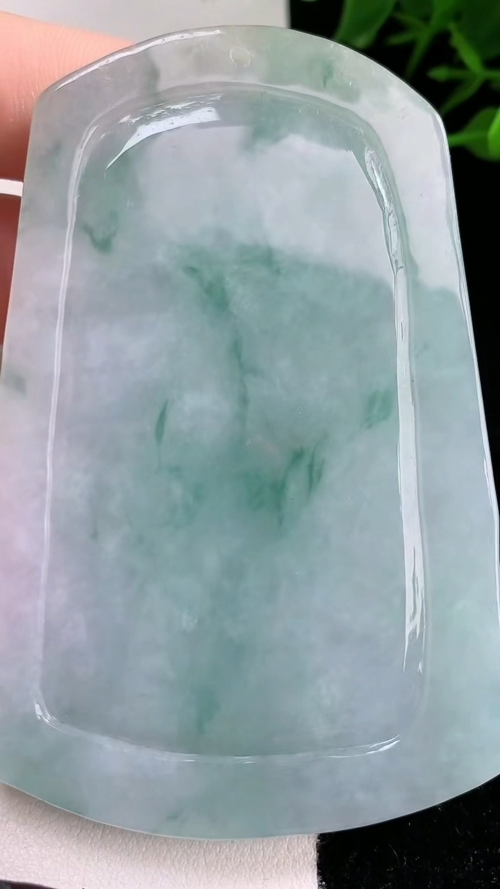 天然A货翡翠牌吊坠，尺寸79-52-13.8，重:112.81g
3月13日