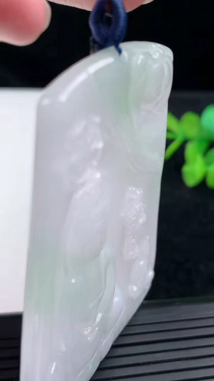 天然A货翡翠观音菩萨吊坠尺寸66.8-48.4-4.9重量:36.53g
3月13日