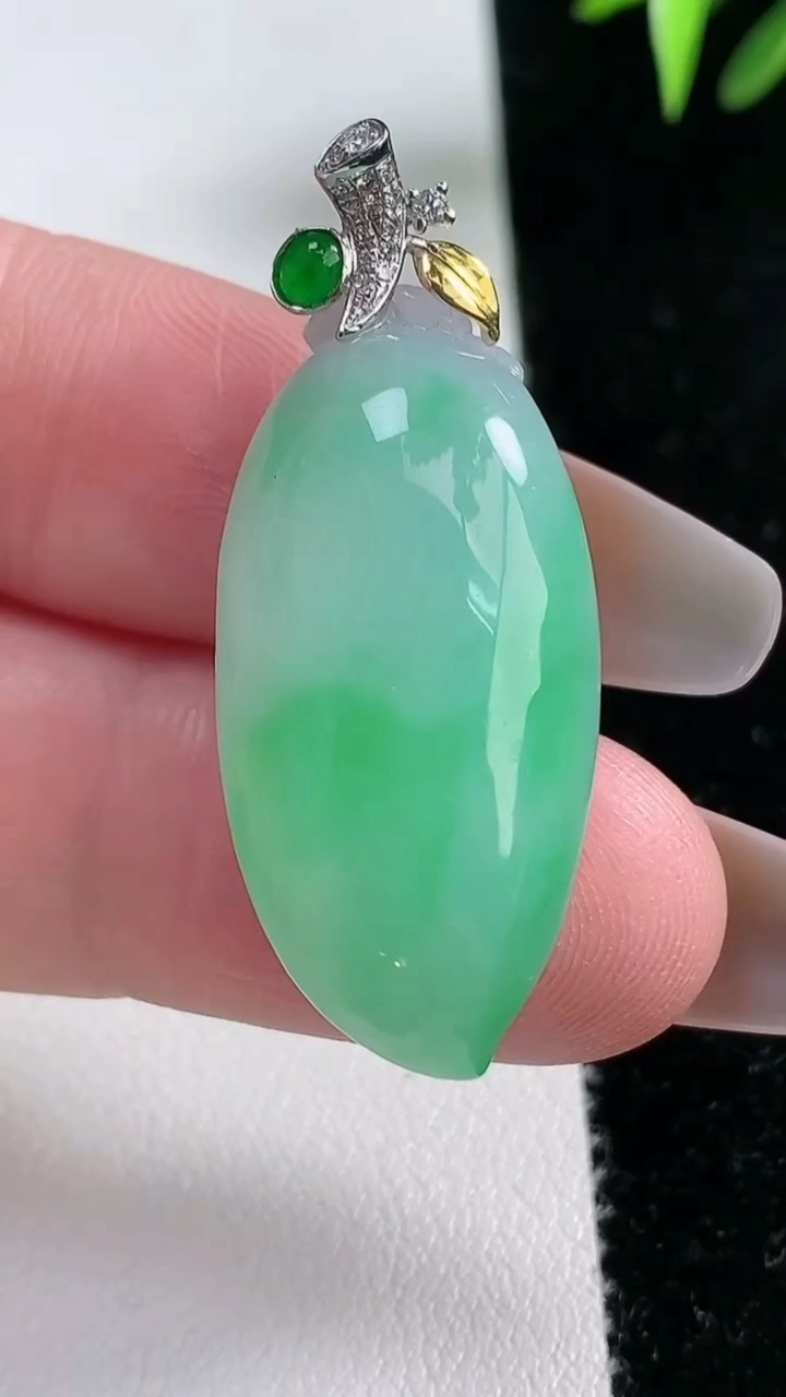 天然A货翡翠福瓜吊坠尺寸32.6-16-9.4，重量:8.86g
3月13日