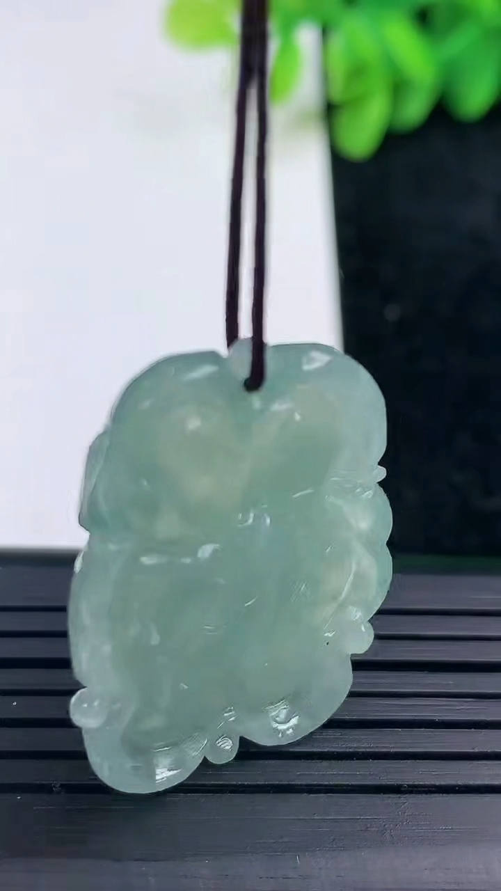 天然A货翡翠年年有余吊坠尺寸32-23.2-5.2重量:8.31g
3月13日