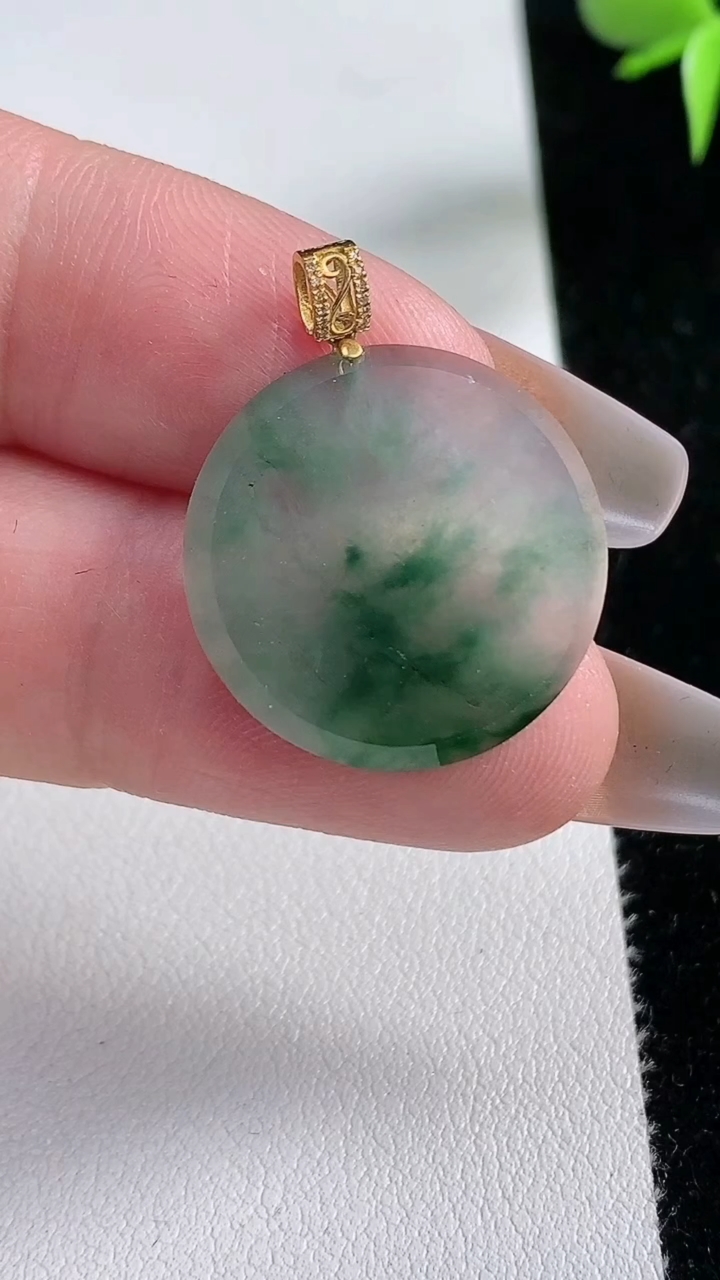 天然A货翡翠种飘花无事牌吊坠，尺寸21.7-2.6，重量:3.14g
3月13日