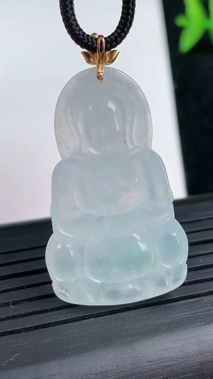 天然A货翡翠观音菩萨吊坠尺寸34.8-21.1-3.5重量:4.65g
3月13日