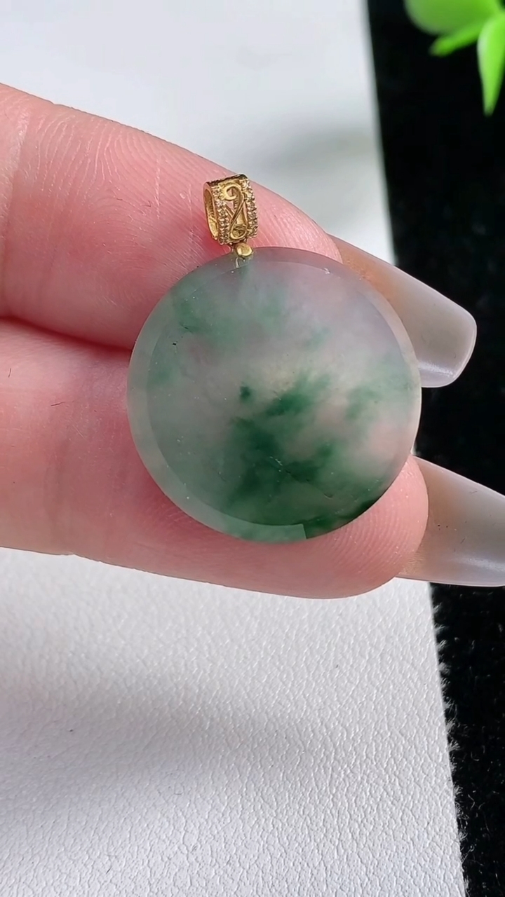 天然A货翡翠种飘花无事牌吊坠，尺寸21.7-2.6，重量:3.14g
3月13日