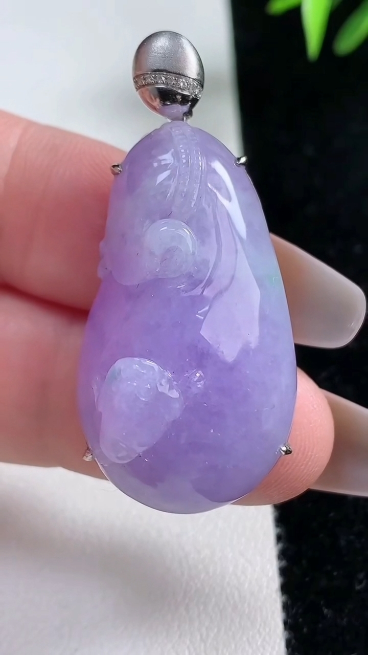 天然A货翡翠18k金紫罗兰福瓜吊坠，尺寸34.8-24.3-12.8，重量:13.73g
3月13日