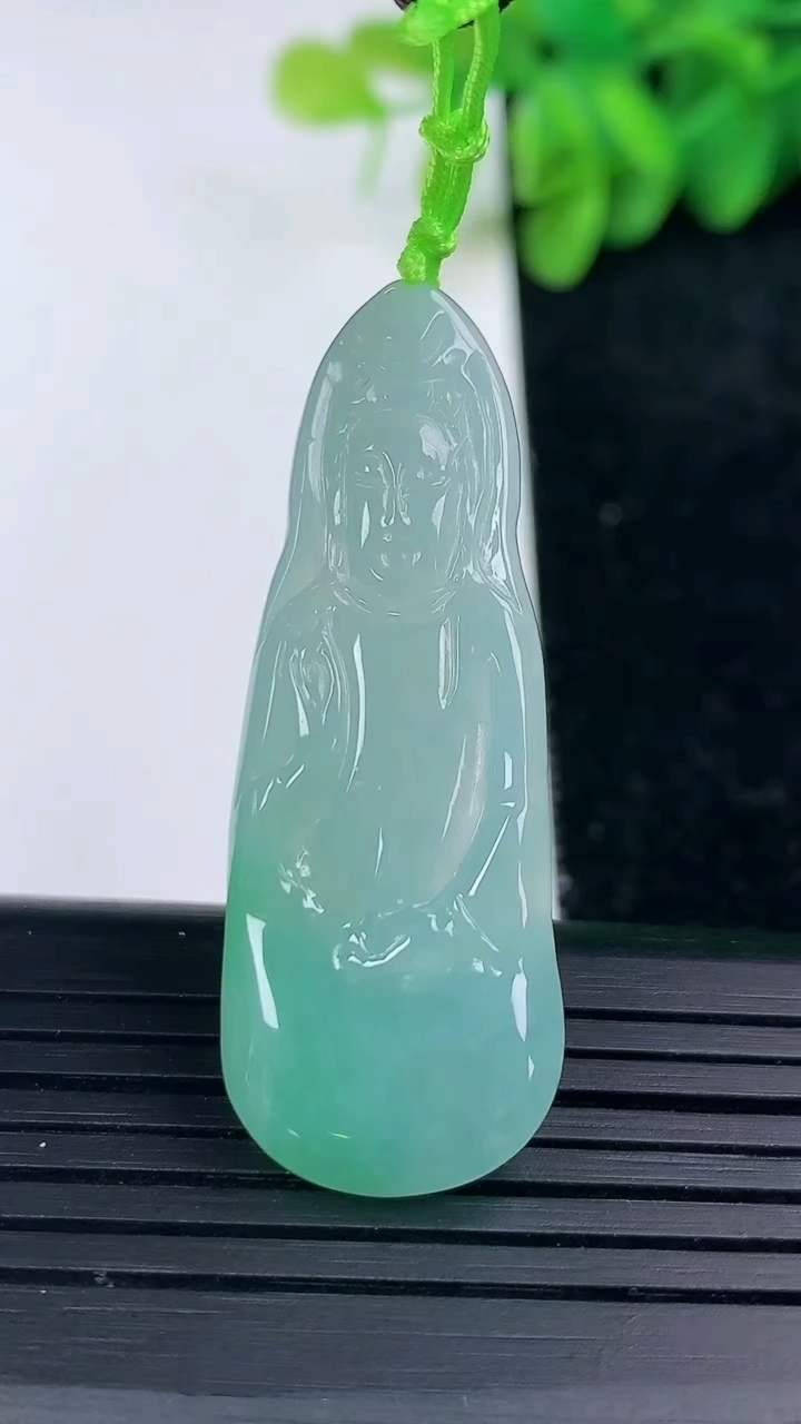 天然A货翡翠观音菩萨吊坠尺寸44.8-16.3-3.6重量:6.00g
3月13日