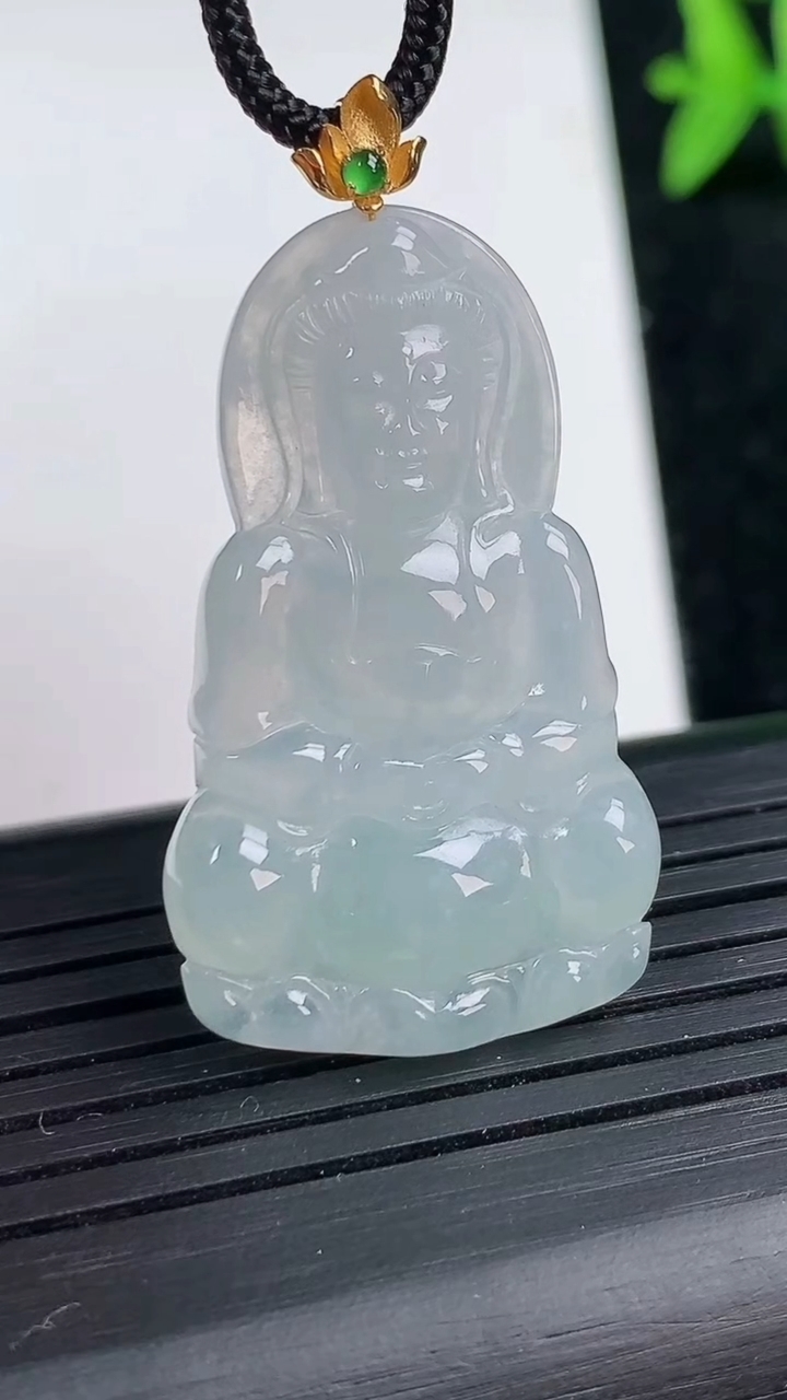 天然A货翡翠观音菩萨吊坠尺寸34.8-21.1-3.5重量:4.65g
3月13日