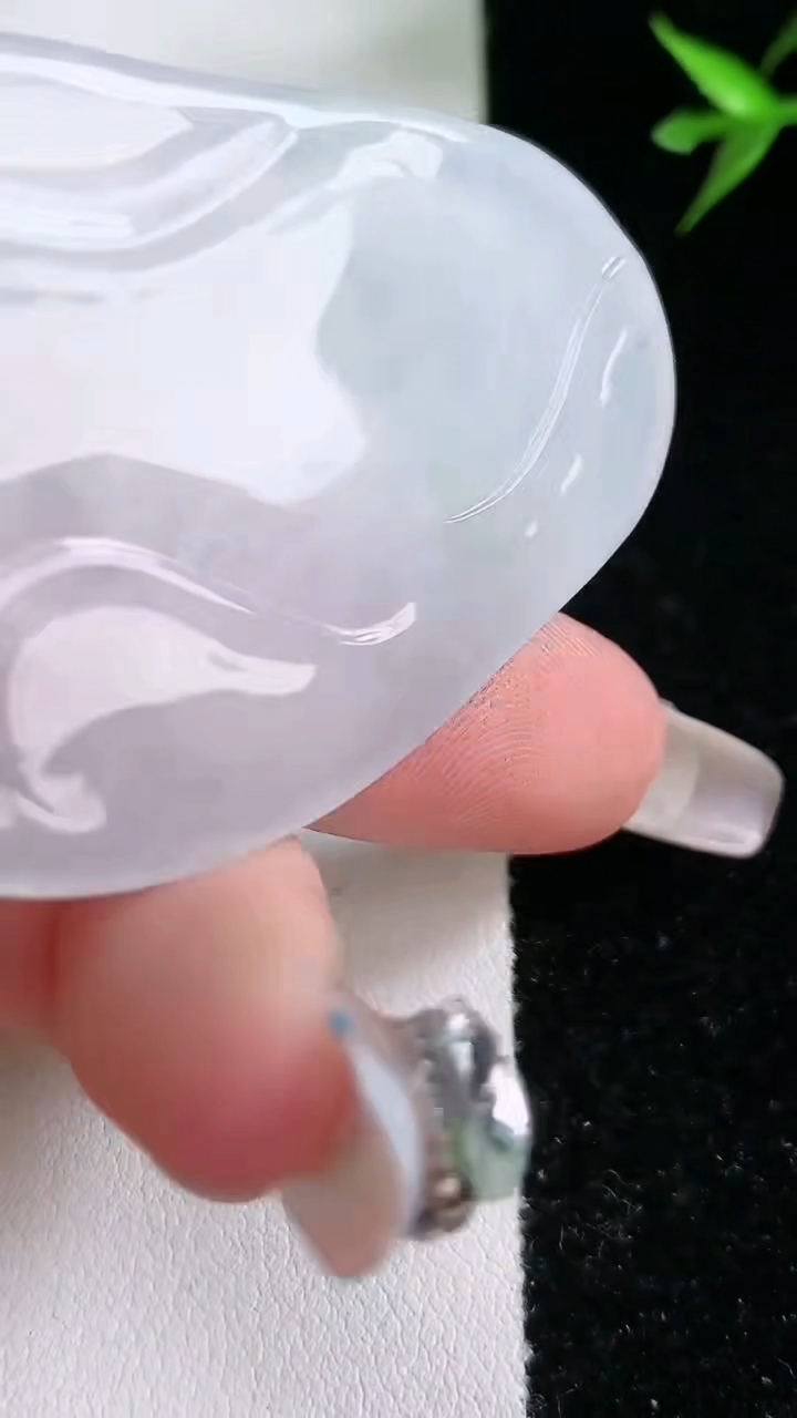 天然A货翡翠大势至菩萨吊坠，尺寸58-37-5，重:22.90g
3月13日