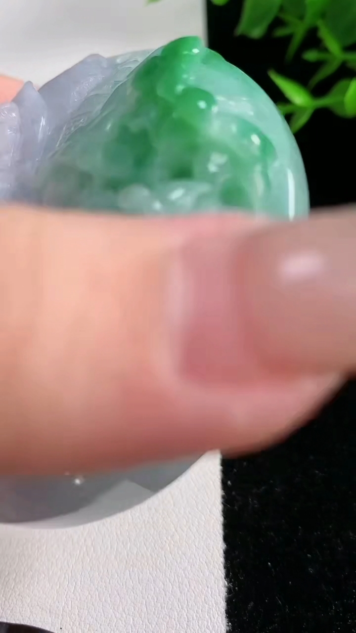 天然A货翡翠山水牌吊坠，尺寸62.1-15.5，重:104.99g
3月13日