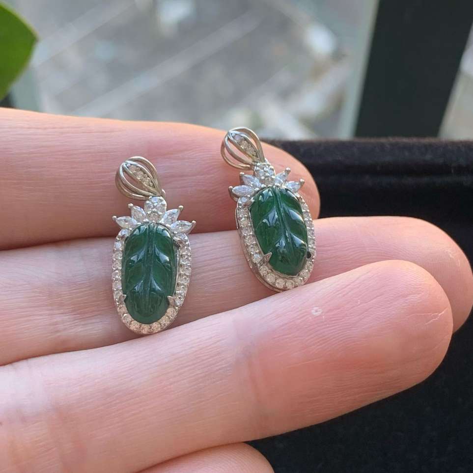 A货天然翡翠冰糯种925银满绿叶子一对吊坠重量1.46
3月13日