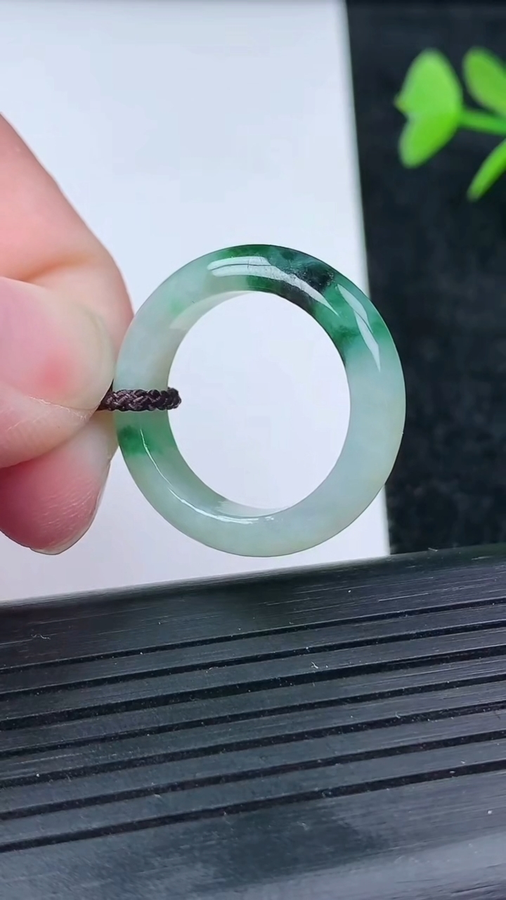 天然A货翡翠指环戒指尺寸18.4-5.5-3.6重量:4.13g2026年3月14日
工厂直销收藏佳品,种好水足，色泽均匀，有种有色，上手高大气！