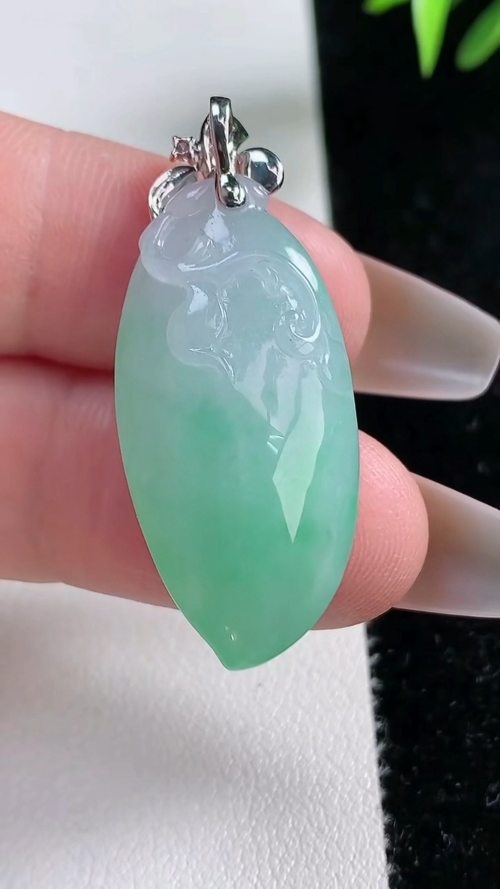 天然A货翡翠福瓜吊坠尺寸32.6-16-9.4，重量:8.86g
3月13日