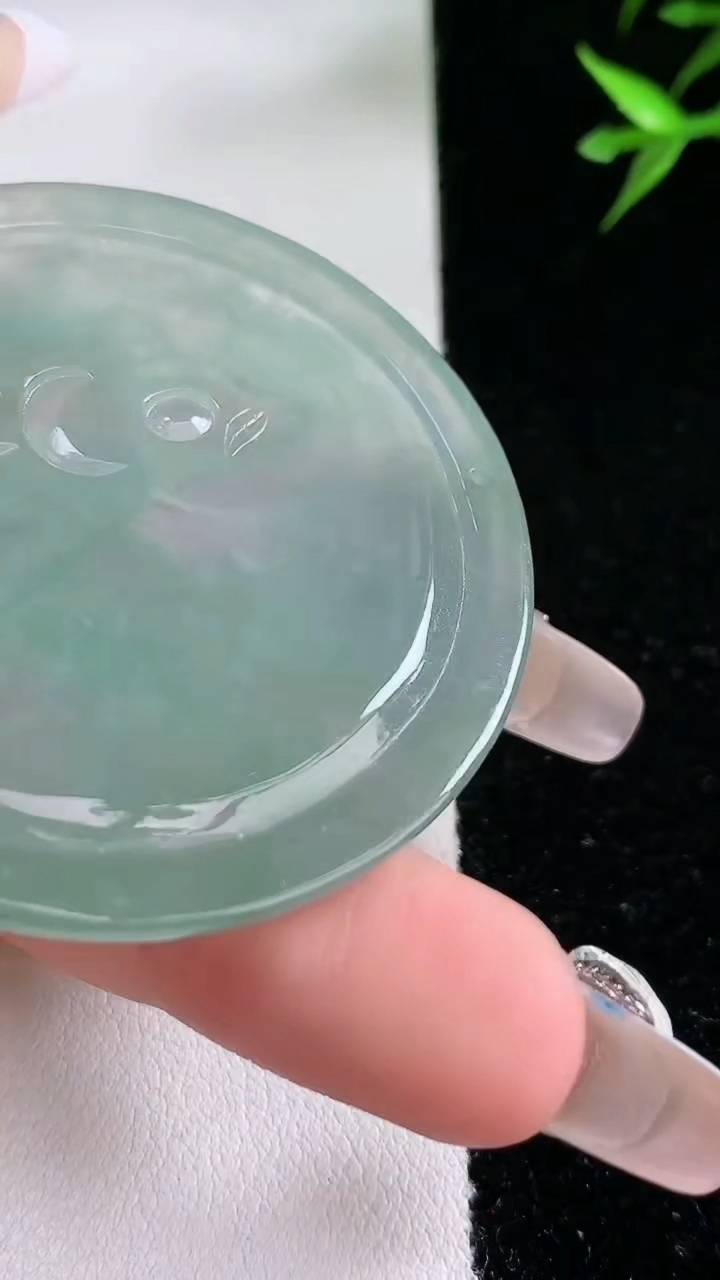 天然A货翡翠一念之间吊坠，尺寸50-4.8，重:23.95g
3月13日