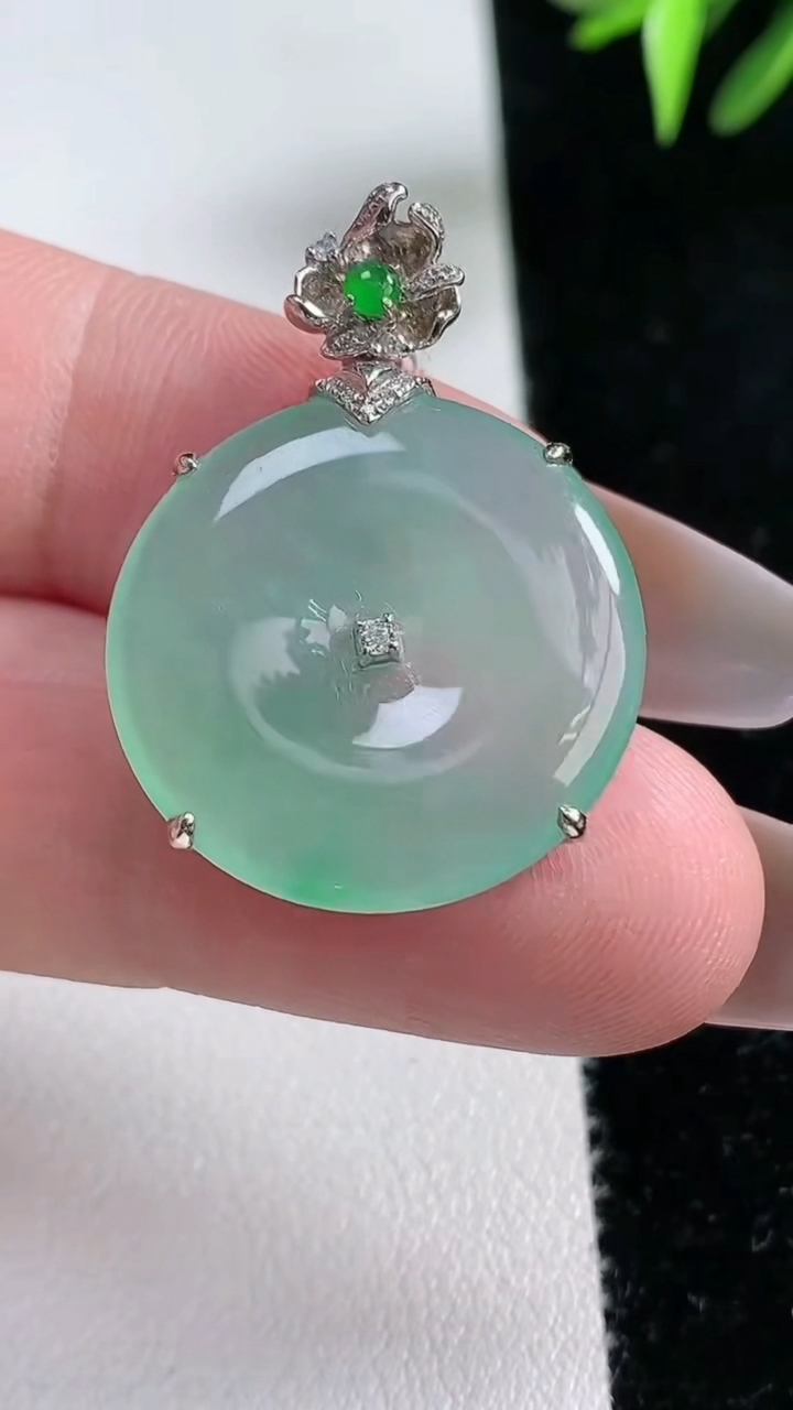 天然A货翡翠平安扣吊坠，尺寸22.8-5，重量 5.79g
3月13日