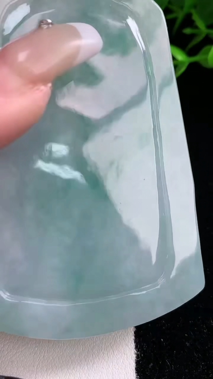 天然A货翡翠牌吊坠，尺寸79-52-13.8，重:112.81g
3月13日