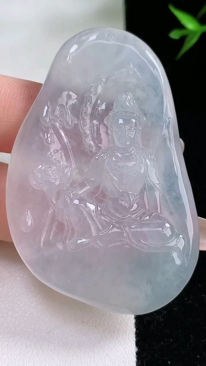 天然A货翡翠大势至菩萨吊坠，尺寸58-37-5，重:22.90g
3月13日