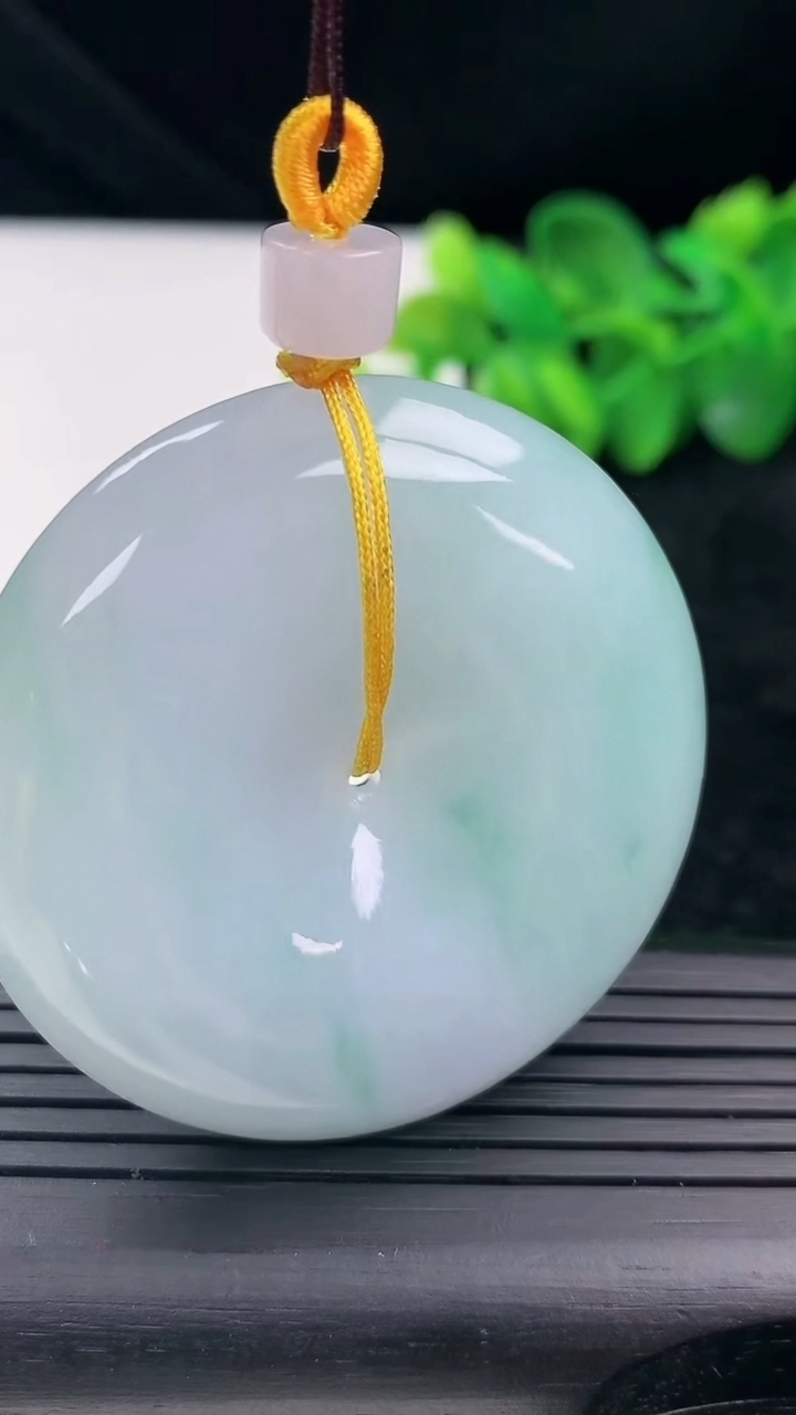 天然A货翡翠平安扣吊坠尺寸48.4-11.4重量:56.88g
3月13日