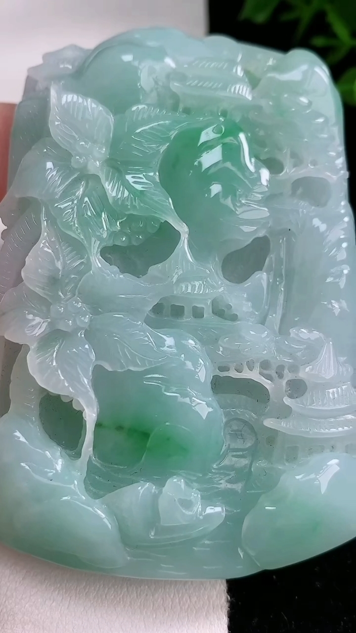 天然A货翡翠山水牌吊坠，尺寸76-52.8-13.8，重:127.76g
3月13日