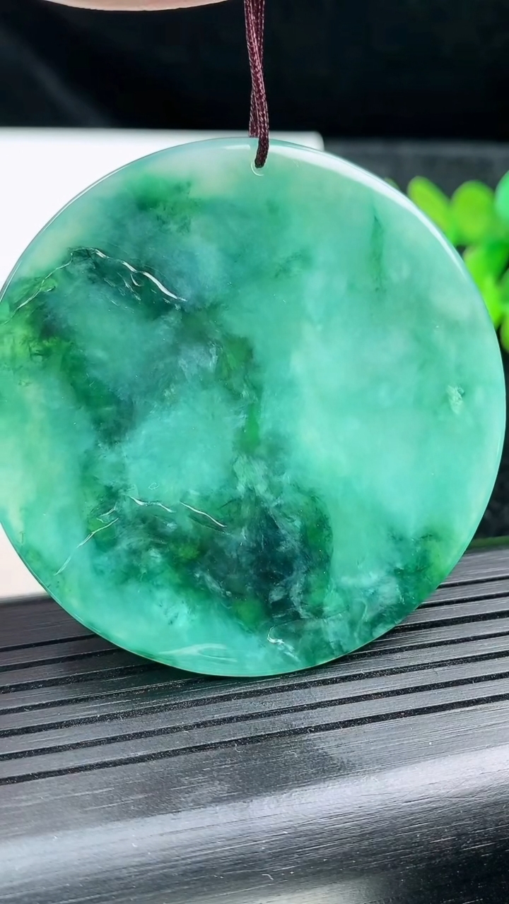 天然A货翡翠一念之间吊坠尺寸54.6-4.7重量:31.65g
3月13日