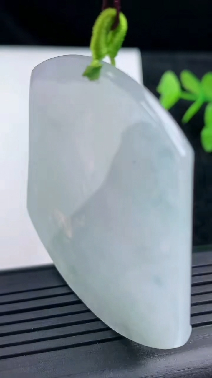 天然A货翡翠大日如来吊坠尺寸55.5-47.4-5.3重量:26.74g
3月13日