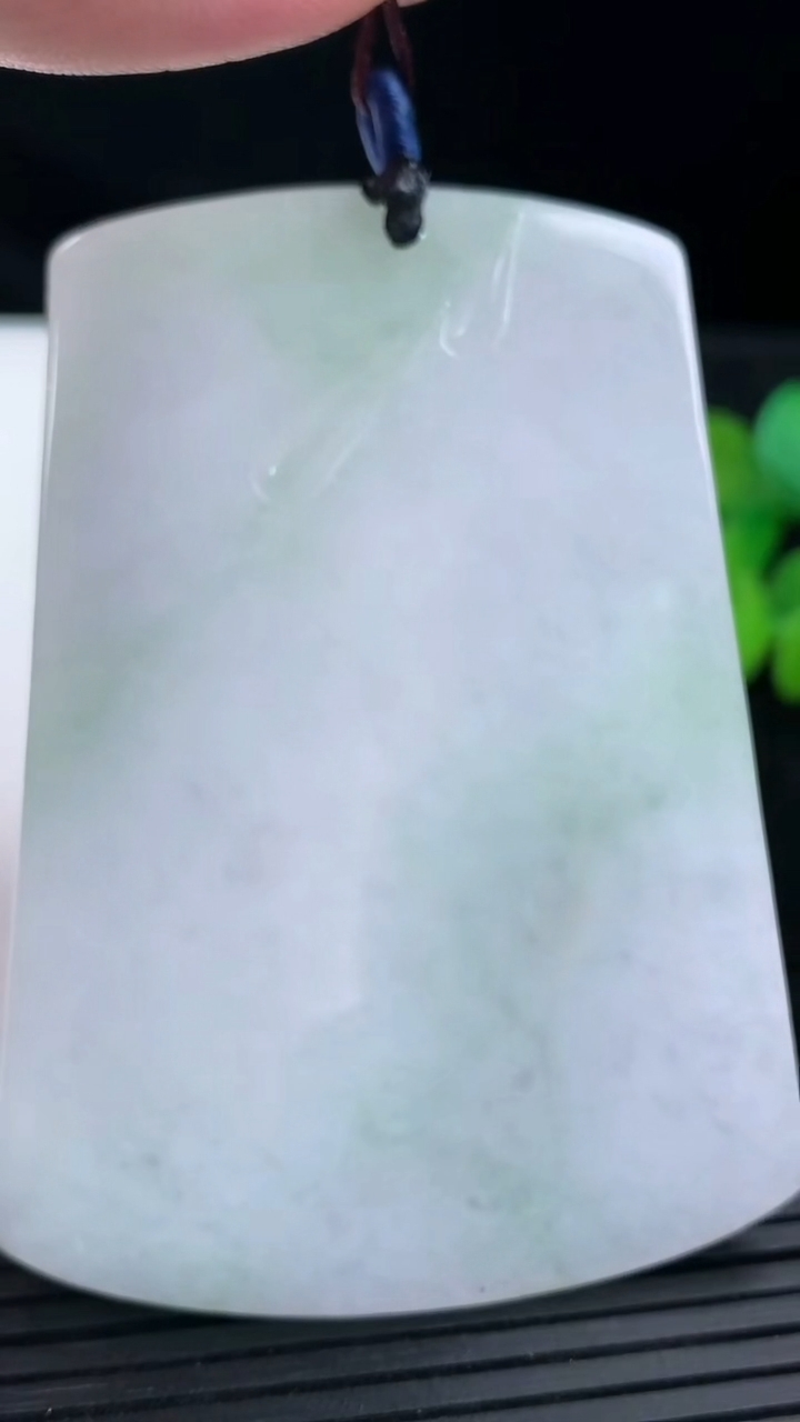 天然A货翡翠观音菩萨吊坠尺寸66.8-48.4-4.9重量:36.53g
3月13日