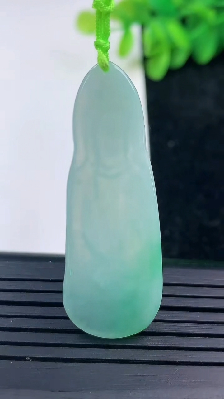 天然A货翡翠观音菩萨吊坠尺寸44.8-16.3-3.6重量:6.00g
3月13日