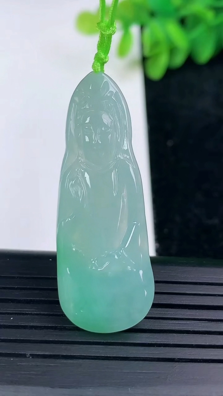 天然A货翡翠观音菩萨吊坠尺寸44.8-16.3-3.6重量:6.00g
3月13日