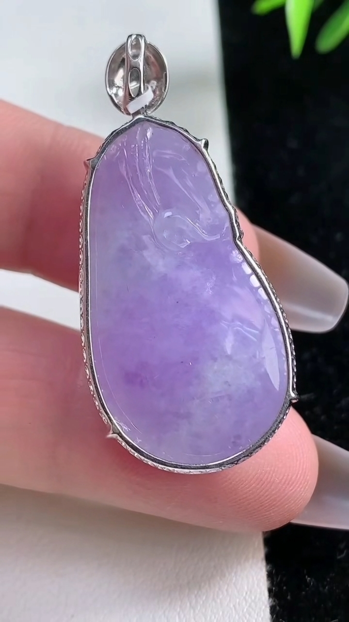 天然A货翡翠18k金紫罗兰福瓜吊坠，尺寸34.8-24.3-12.8，重量:13.73g
3月13日