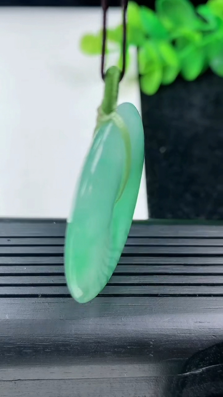 天然A货翡翠平安扣吊坠尺寸36.6-5.4重量:16.43g
3月13日