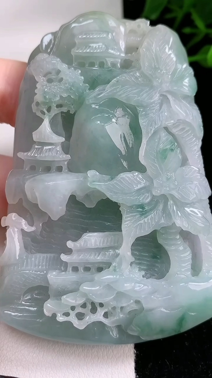 天然A货翡翠牌吊坠，尺寸79-52-13.8，重:112.81g
3月13日