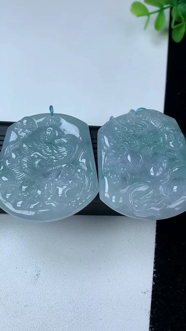 天然A货翡翠龙凤呈祥吊坠一对尺寸54.5-45.2-4.4重量:60.88g
3月13日