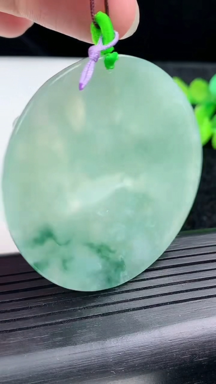 天然A货翡翠飘花虚空藏菩萨吊坠尺寸53.8-5.4重量:37.73g
3月13日