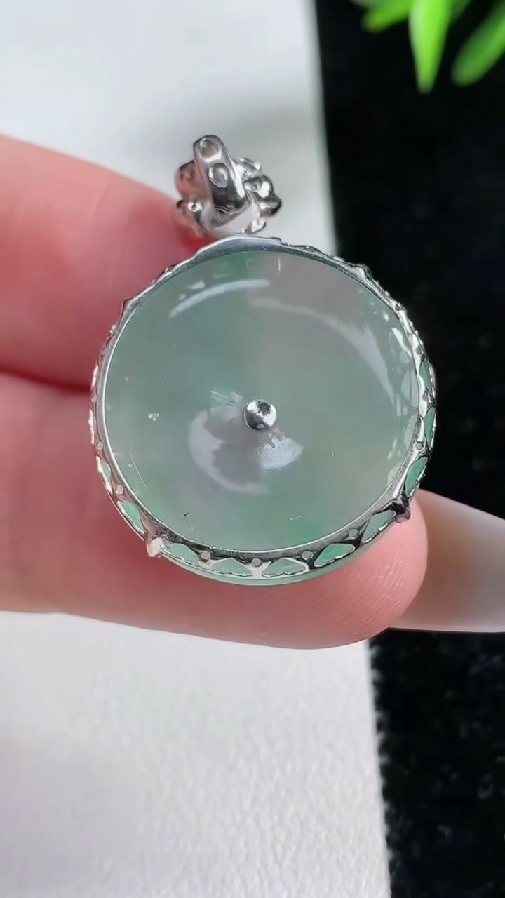 天然A货翡翠平安扣吊坠，尺寸22.8-5，重量 5.79g
3月13日