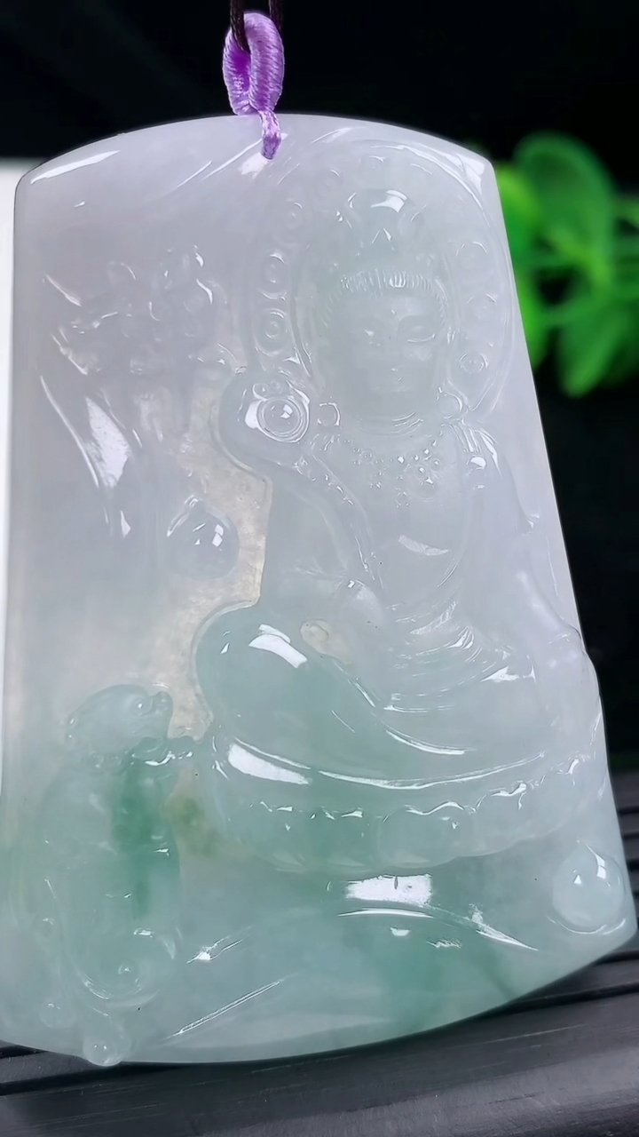 天然A货翡翠文殊菩萨吊坠尺寸61.6-44.8-5.3重量:30.45g
3月13日