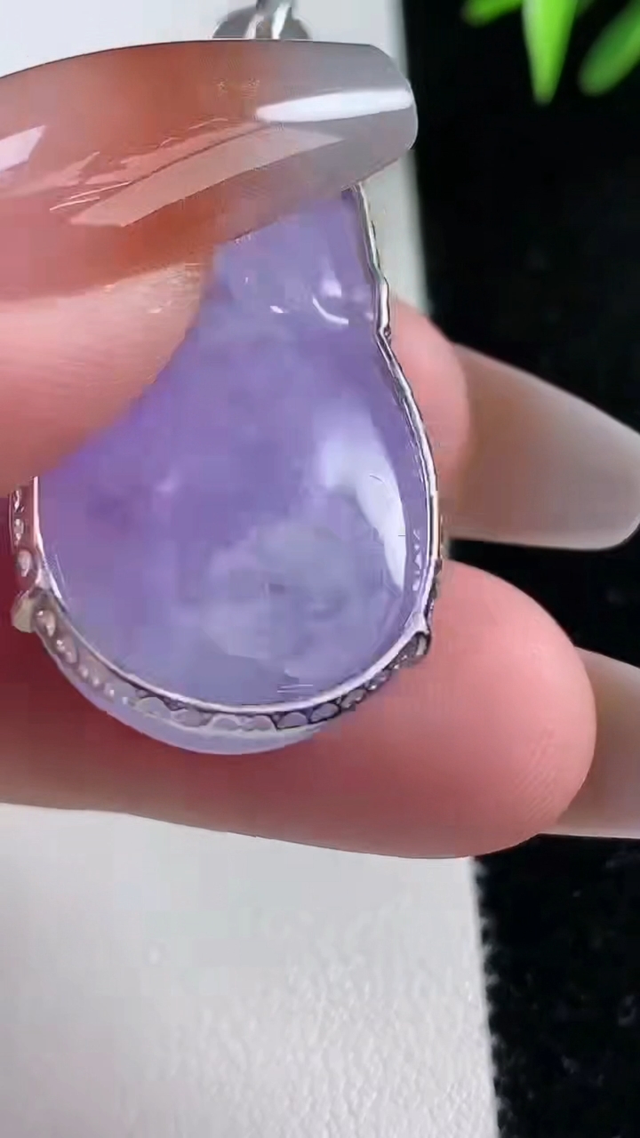 天然A货翡翠18k金紫罗兰福瓜吊坠，尺寸34.8-24.3-12.8，重量:13.73g
3月13日