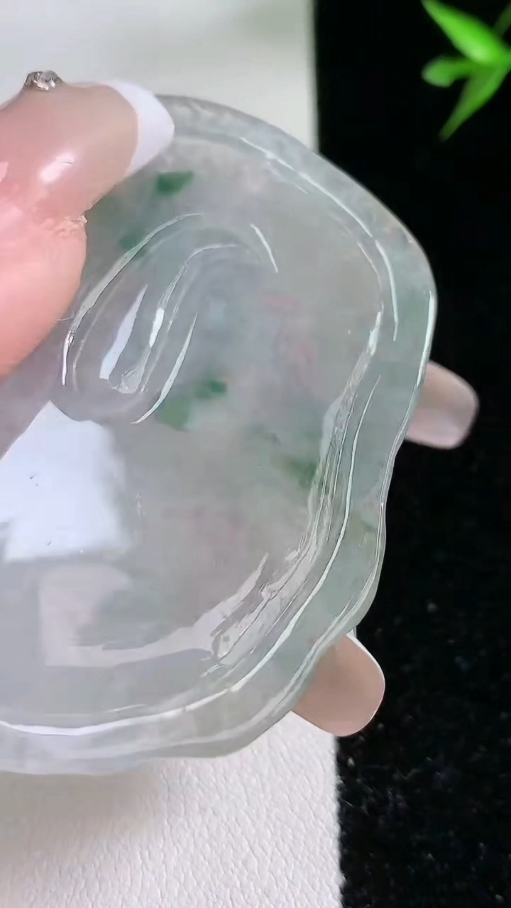 天然A货翡翠飘花龙牌吊坠，尺寸54.3-44.8-5.8，重:23.77g
3月13日