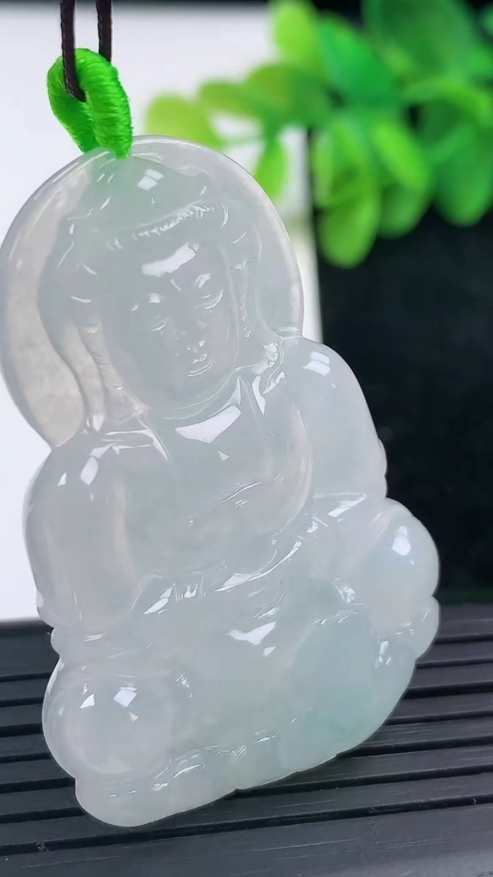 天然A货翡翠飘花观音菩萨吊坠尺寸47.9-33-5.7重量:14.55g
3月13日