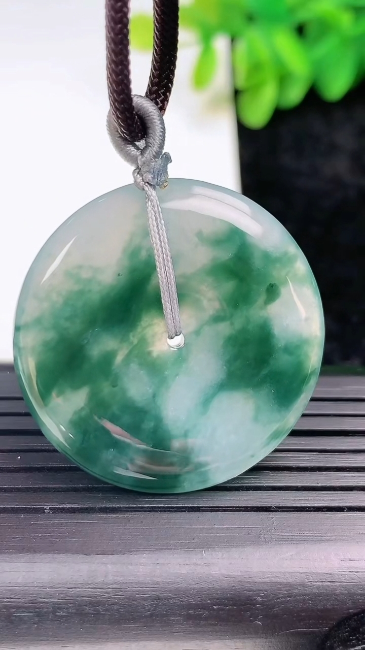 天然A货翡翠飘花平安扣吊坠尺寸33.4-4.9重量:13.67g
3月13日