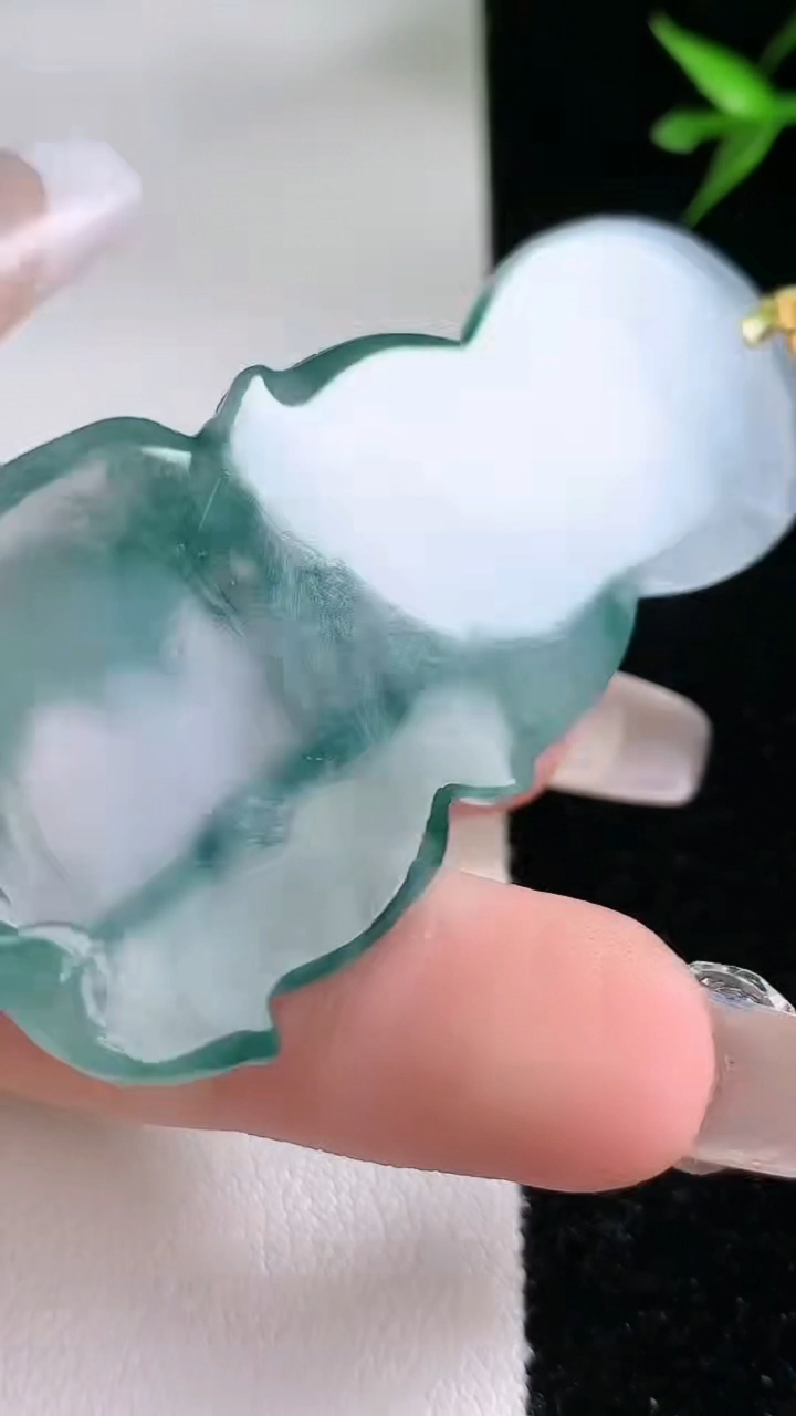 天然A货翡翠种飘花观音菩萨吊坠，尺寸60.5-29.8-6.8，重:22.35g
3月13日