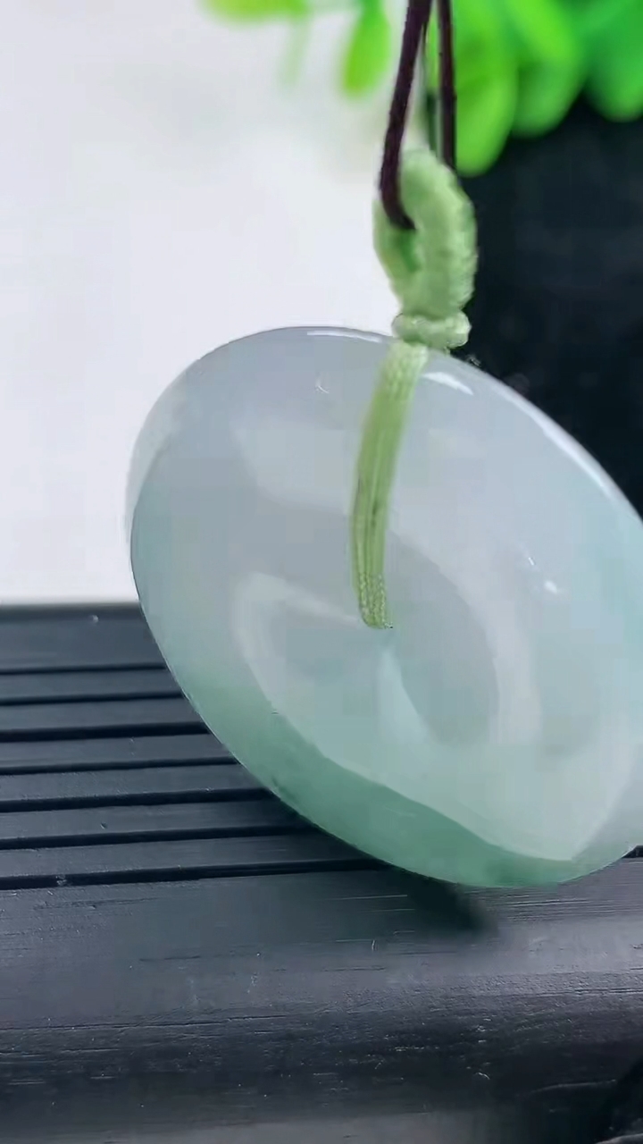 天然A货翡翠飘花平安扣吊坠尺寸32.3-5.1重量:11.78g
3月13日