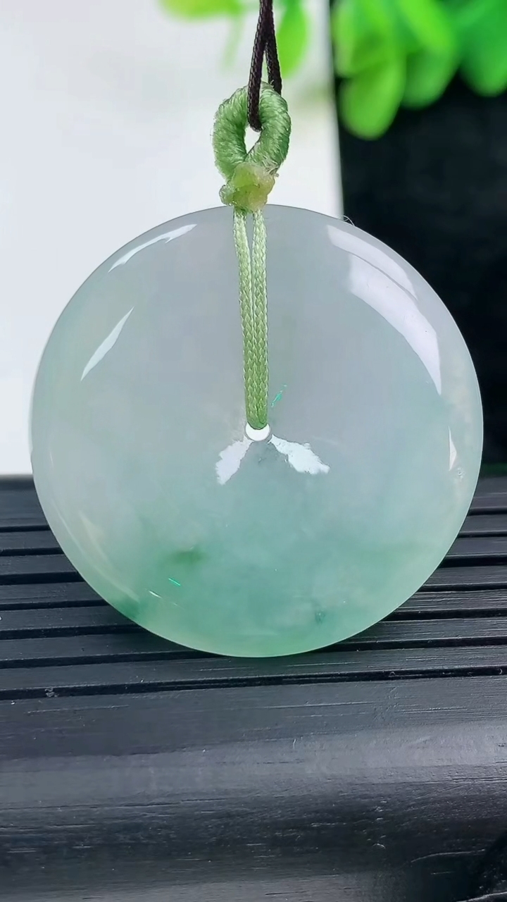 天然A货翡翠飘花平安扣吊坠尺寸32.3-5.1重量:11.78g
3月13日