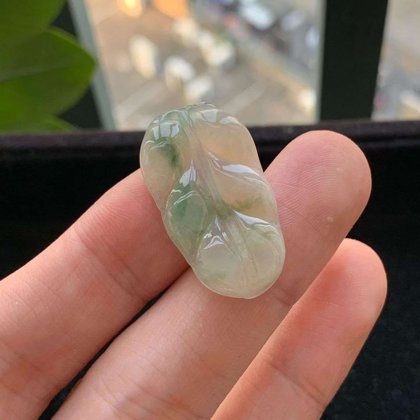 A货天然翡翠冰糯种飘绿叶子吊坠重量3.51
3月13日