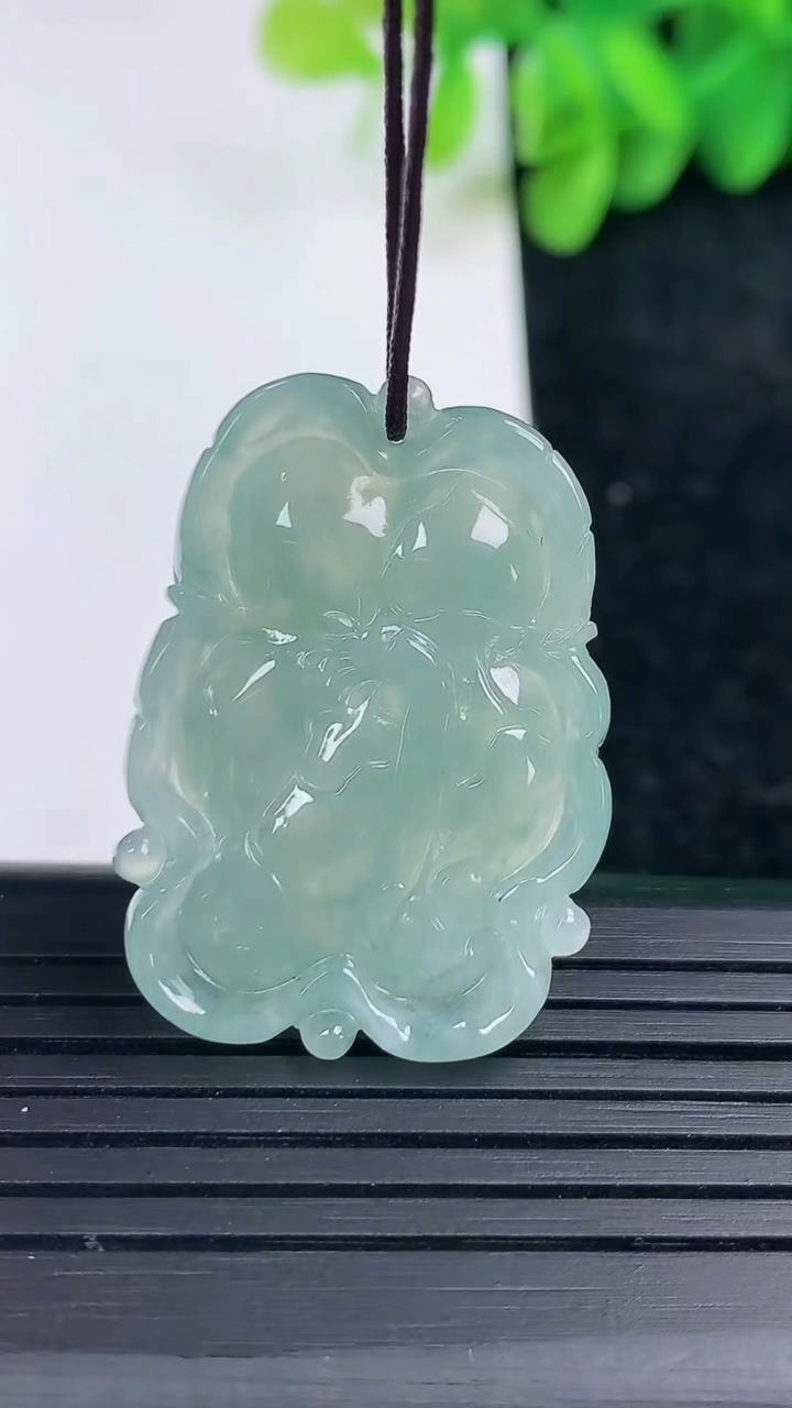 天然A货翡翠年年有余吊坠尺寸32-23.2-5.2重量:8.31g
3月13日