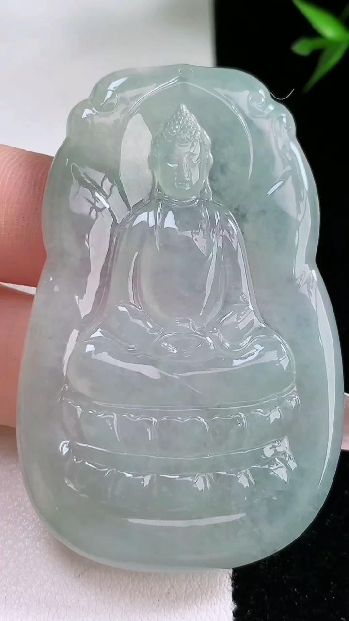 天然A货翡翠大日如来吊坠，尺寸57.8-37-4.3，重:20.85g
3月13日