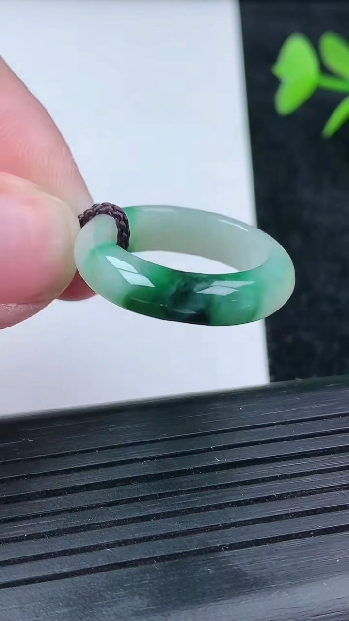 天然A货翡翠指环戒指尺寸18.4-5.5-3.6重量:4.13g2026年3月14日
工厂直销收藏佳品,种好水足，色泽均匀，有种有色，上手高大气！