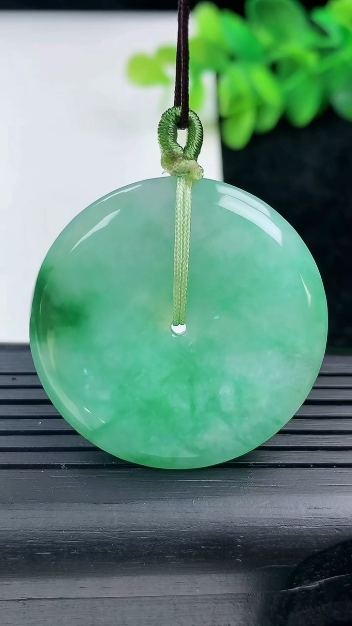 天然A货翡翠平安扣吊坠尺寸36.6-5.4重量:16.43g
3月13日