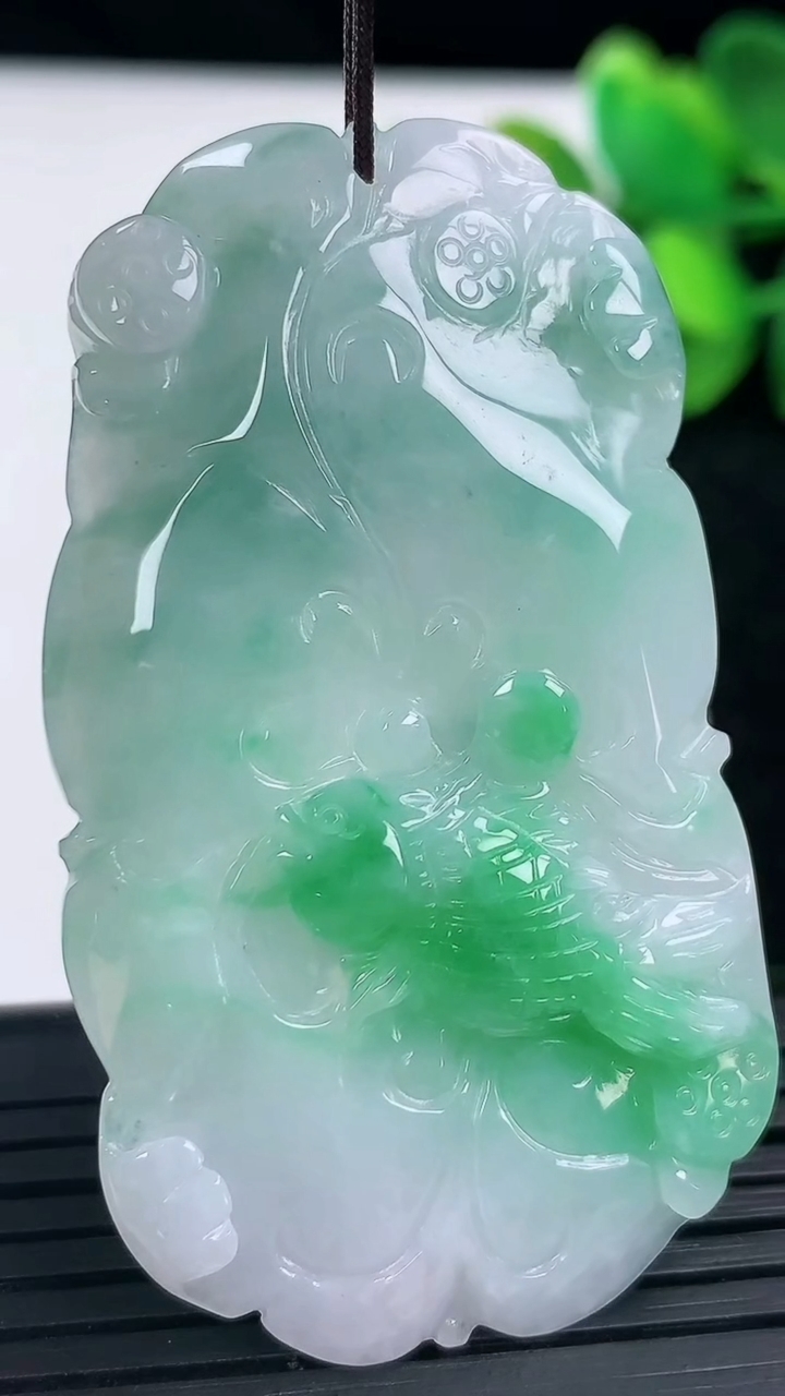 天然A货翡翠年年有余吊坠尺寸56-31.9-5.2重量:16.60g
3月13日