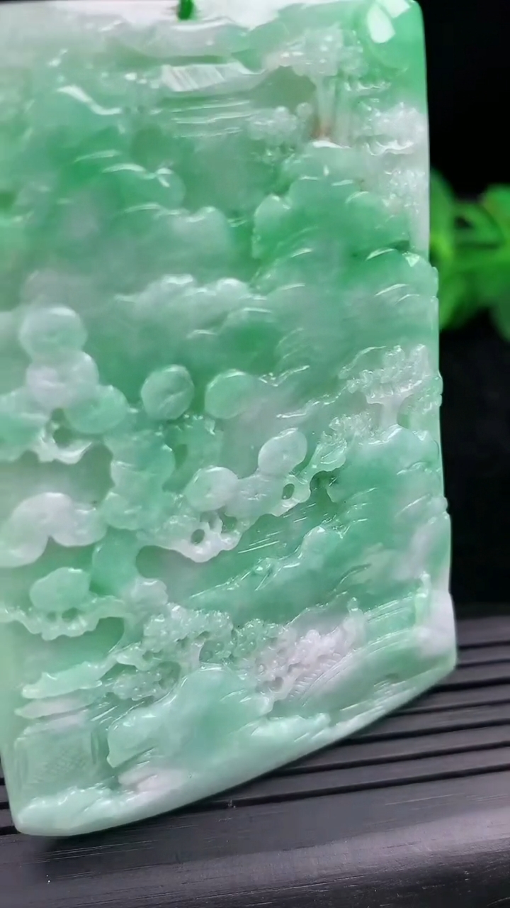 天然A货翡翠山水牌吊坠尺寸71.2-48.6-4.8重量:42.39g
3月13日